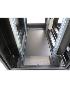 RZ-Pro Bodenmodul mit Kabeleinlass hinten und Hexagonlochblechausschnitt vorne für Kaltluftzufuhr durch den Doppelboden  800x100 (BxT)2